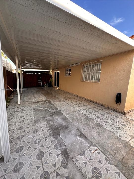 Active With Contract: $2,300 (2 beds, 2 baths, 1020 Square Feet)