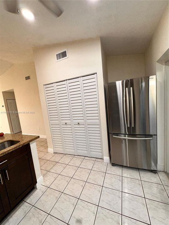 Active With Contract: $2,300 (2 beds, 2 baths, 1020 Square Feet)