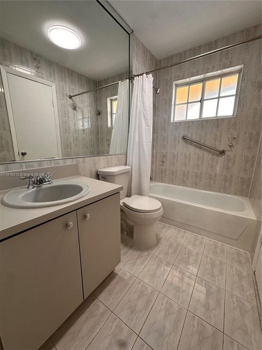 Active With Contract: $2,300 (2 beds, 2 baths, 1020 Square Feet)
