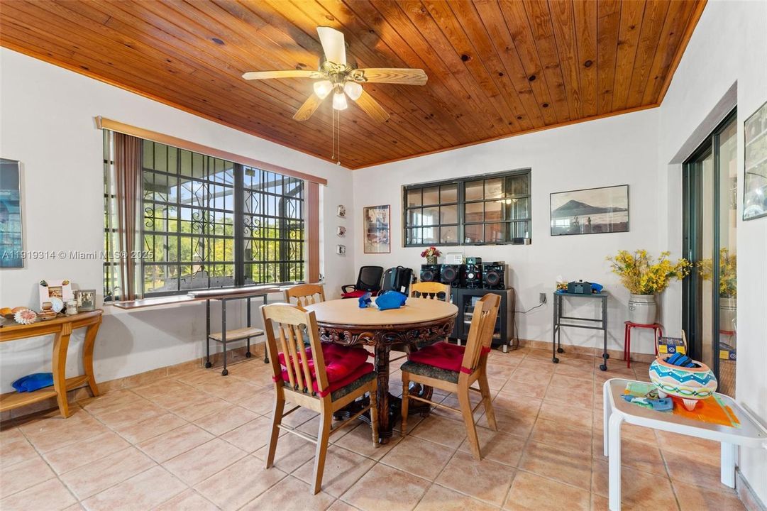 На продажу: $1,200,000 (3 спален, 2 ванн, 3694 Квадратных фут)