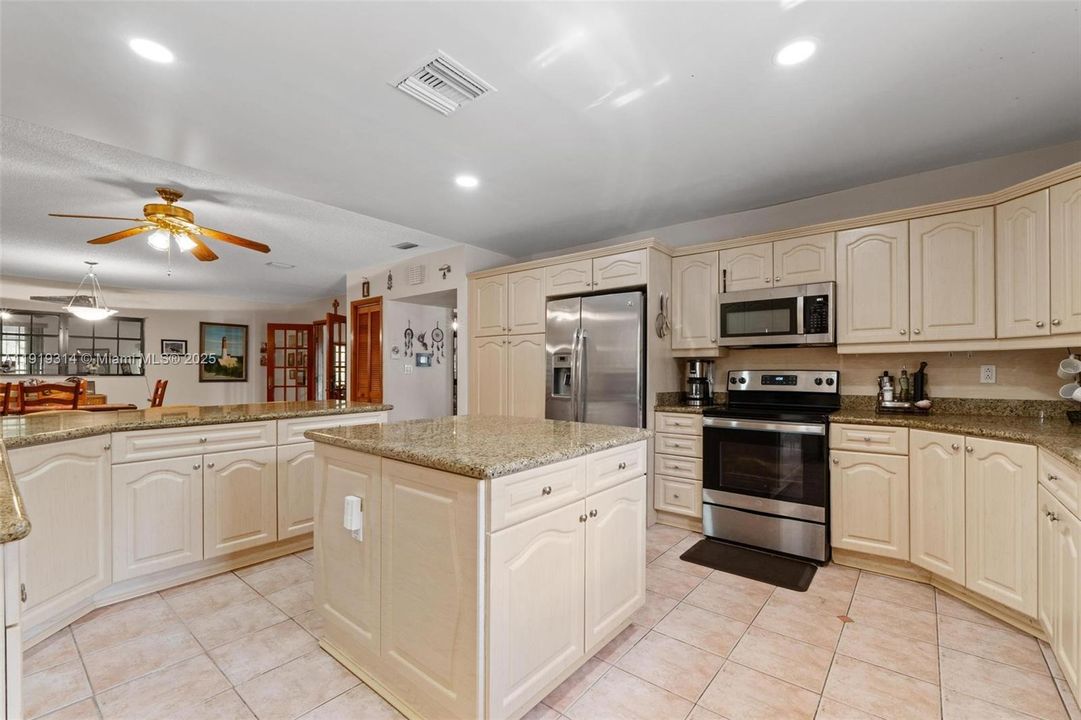 На продажу: $1,200,000 (3 спален, 2 ванн, 3694 Квадратных фут)