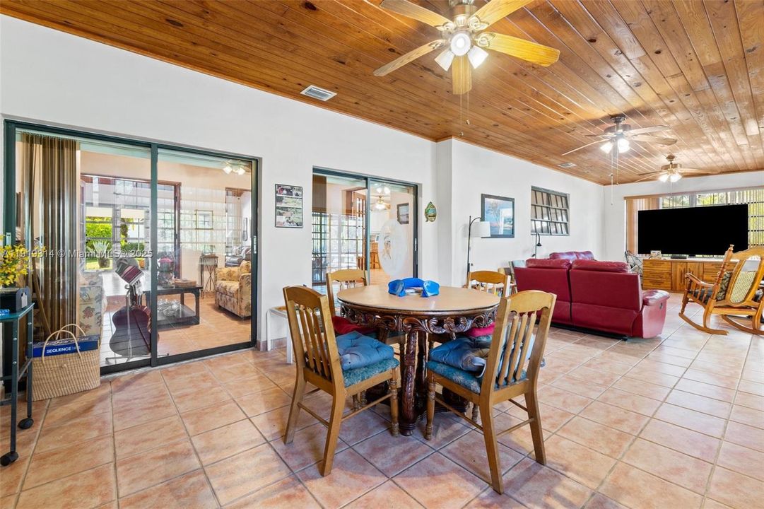 На продажу: $1,200,000 (3 спален, 2 ванн, 3694 Квадратных фут)