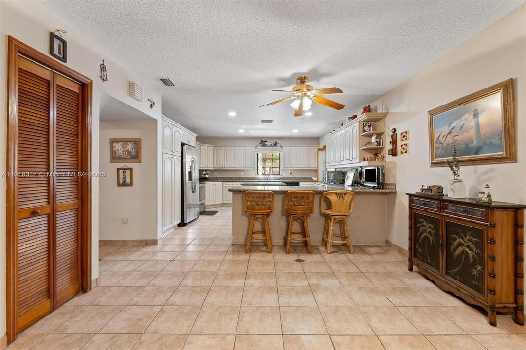 На продажу: $1,200,000 (3 спален, 2 ванн, 3694 Квадратных фут)