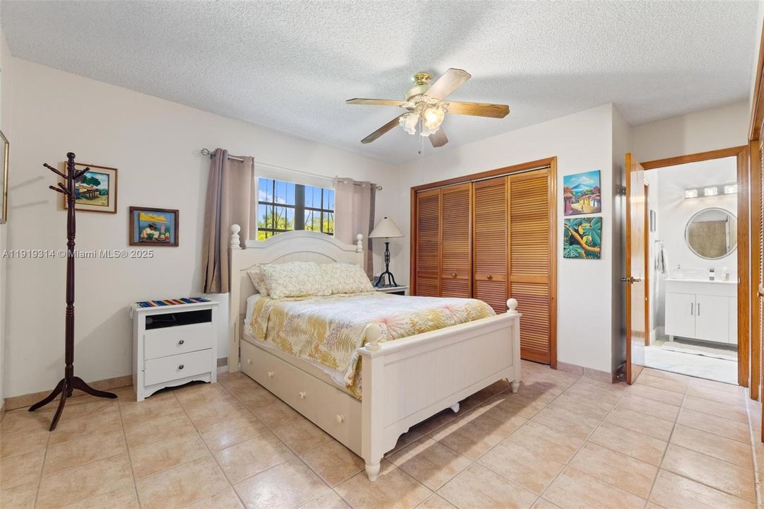 На продажу: $1,200,000 (3 спален, 2 ванн, 3694 Квадратных фут)