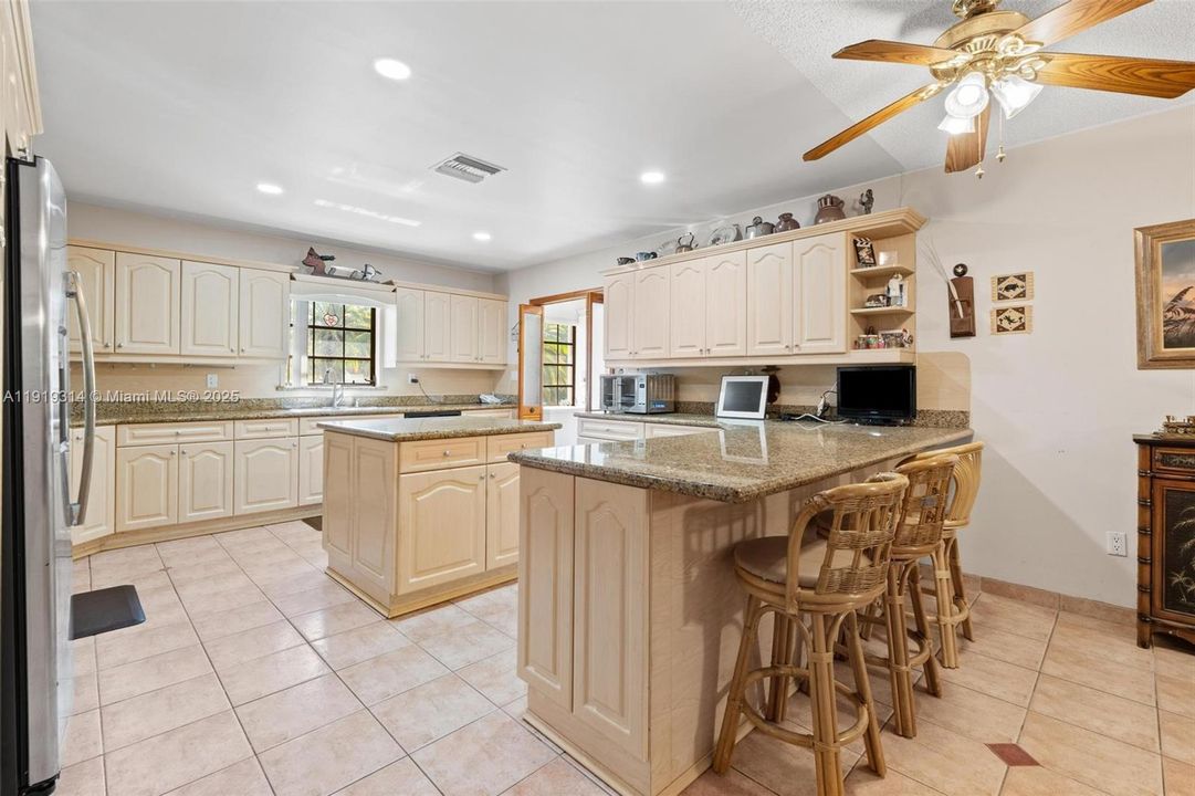 На продажу: $1,200,000 (3 спален, 2 ванн, 3694 Квадратных фут)