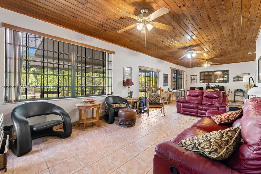 На продажу: $1,200,000 (3 спален, 2 ванн, 3694 Квадратных фут)