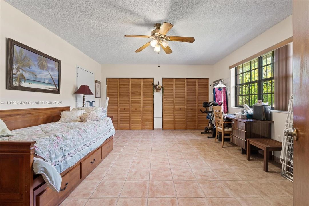 На продажу: $1,200,000 (3 спален, 2 ванн, 3694 Квадратных фут)