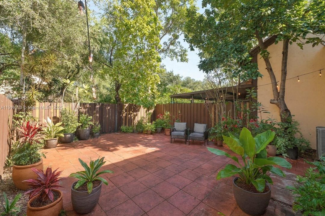 For Sale: $420,000 (2 beds, 2 baths, 1388 Square Feet)