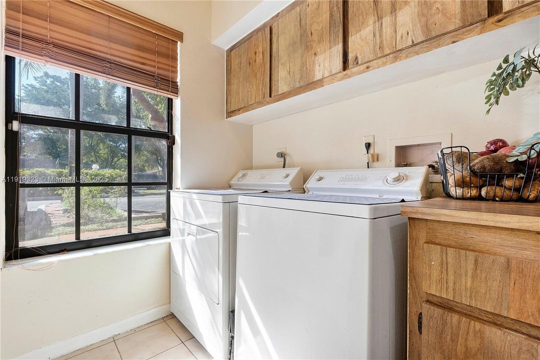 For Sale: $420,000 (2 beds, 2 baths, 1388 Square Feet)