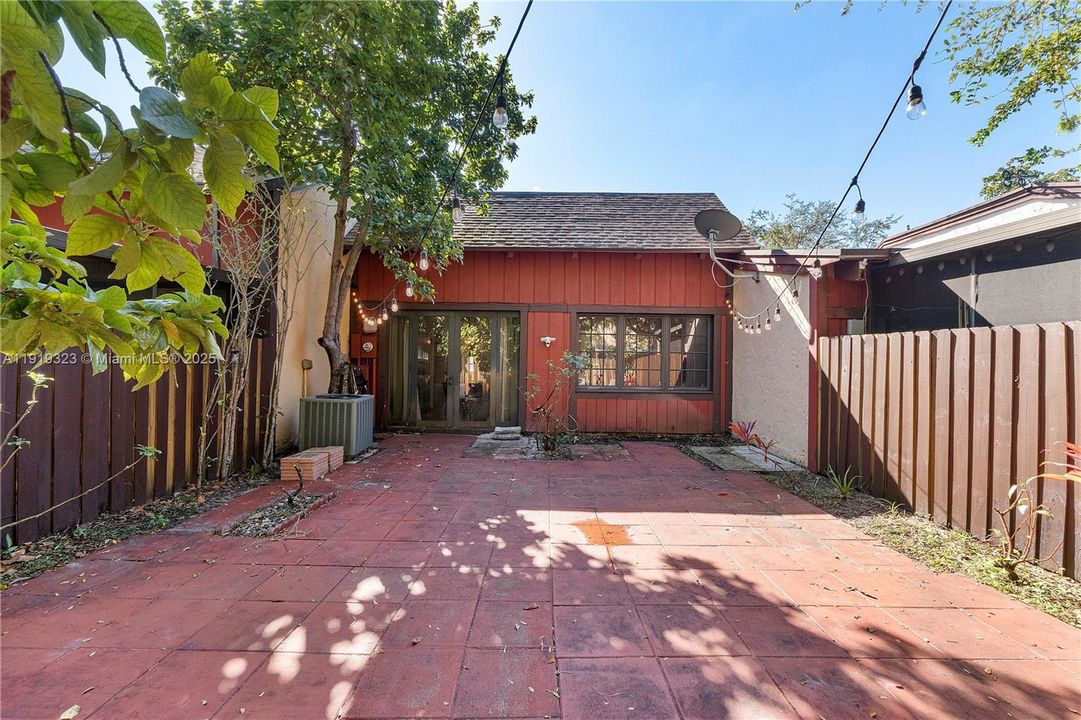 For Sale: $420,000 (2 beds, 2 baths, 1388 Square Feet)