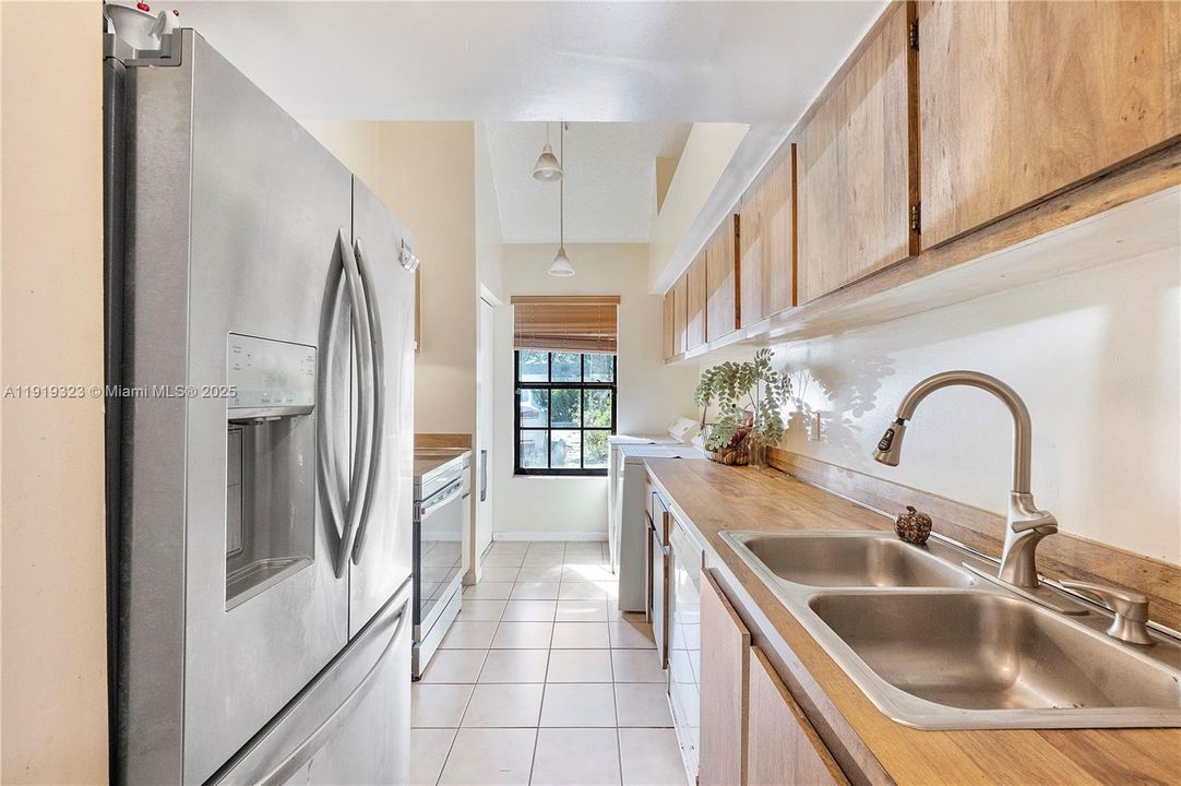 For Sale: $420,000 (2 beds, 2 baths, 1388 Square Feet)