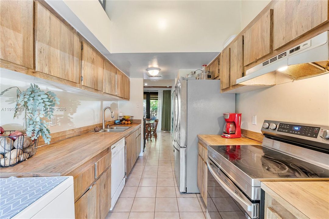 For Sale: $420,000 (2 beds, 2 baths, 1388 Square Feet)