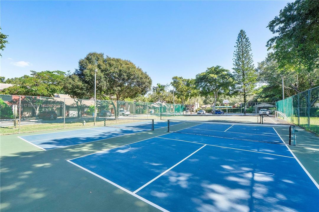 For Sale: $420,000 (2 beds, 2 baths, 1388 Square Feet)