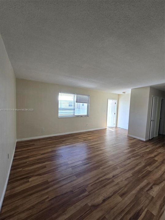 出租: $1,700 (1 贝兹, 1 浴室, 7839 平方英尺)