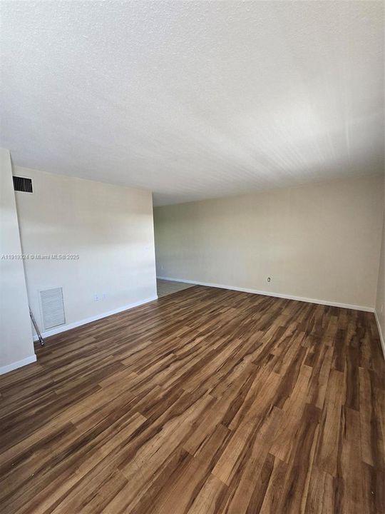 出租: $1,700 (1 贝兹, 1 浴室, 7839 平方英尺)