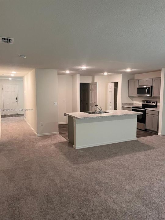 出租: $3,000 (4 贝兹, 2 浴室, 1796 平方英尺)