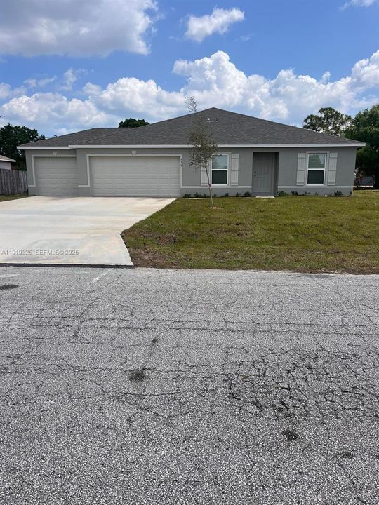 出租: $3,000 (4 贝兹, 2 浴室, 1796 平方英尺)