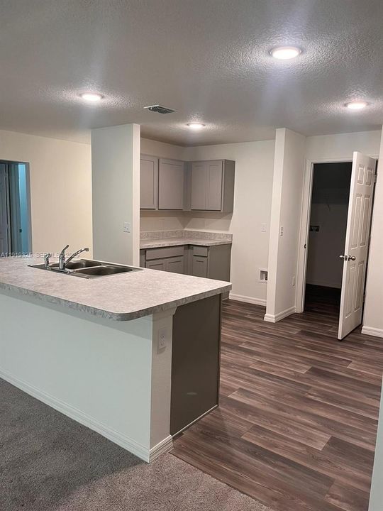 出租: $3,000 (4 贝兹, 2 浴室, 1796 平方英尺)