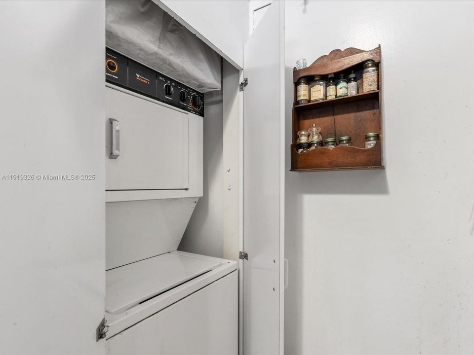 For Sale: $499,900 (1 beds, 1 baths, 890 Square Feet)