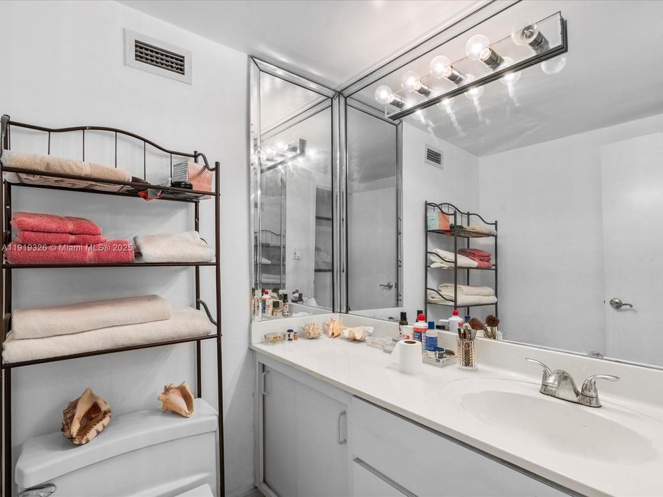 For Sale: $499,900 (1 beds, 1 baths, 890 Square Feet)