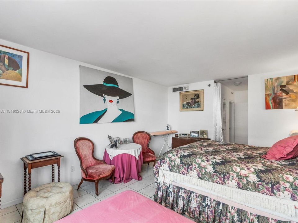 For Sale: $499,900 (1 beds, 1 baths, 890 Square Feet)