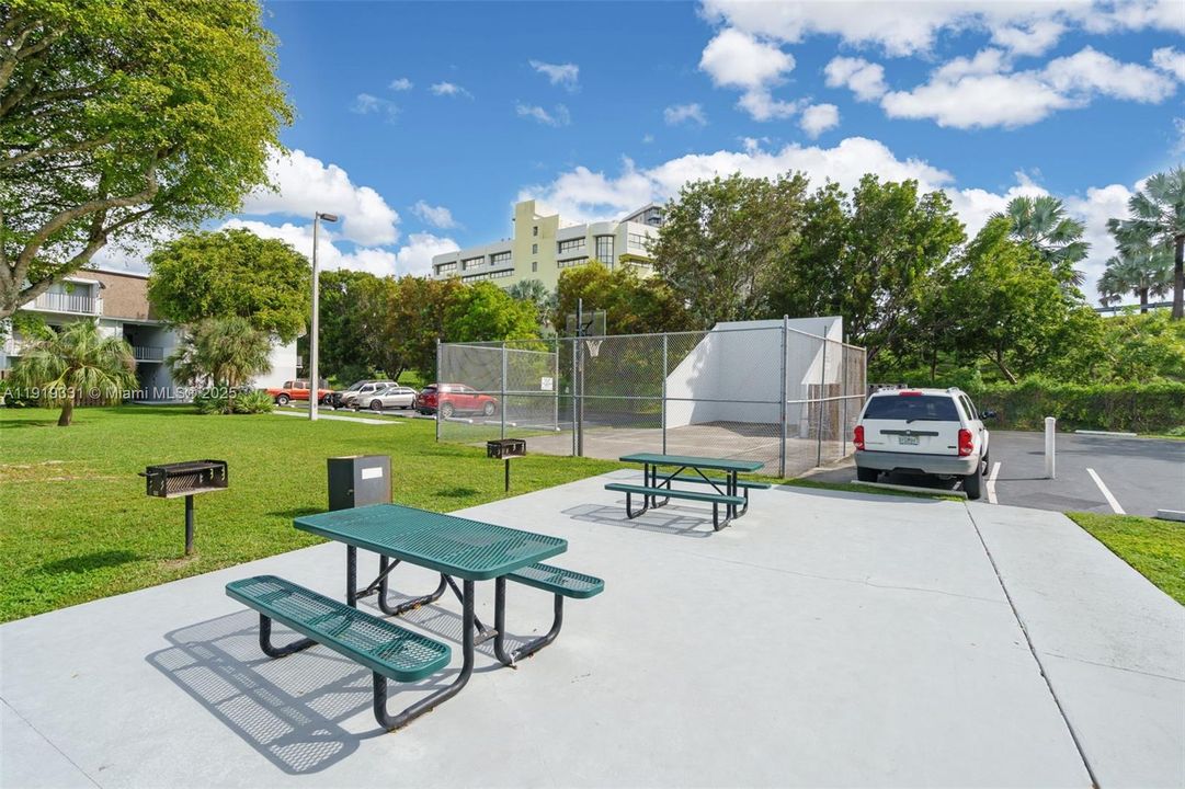 For Sale: $274,900 (2 beds, 2 baths, 998 Square Feet)