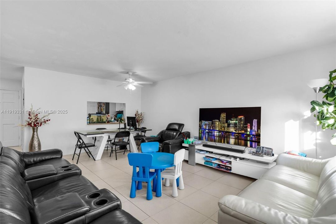 For Sale: $274,900 (2 beds, 2 baths, 998 Square Feet)