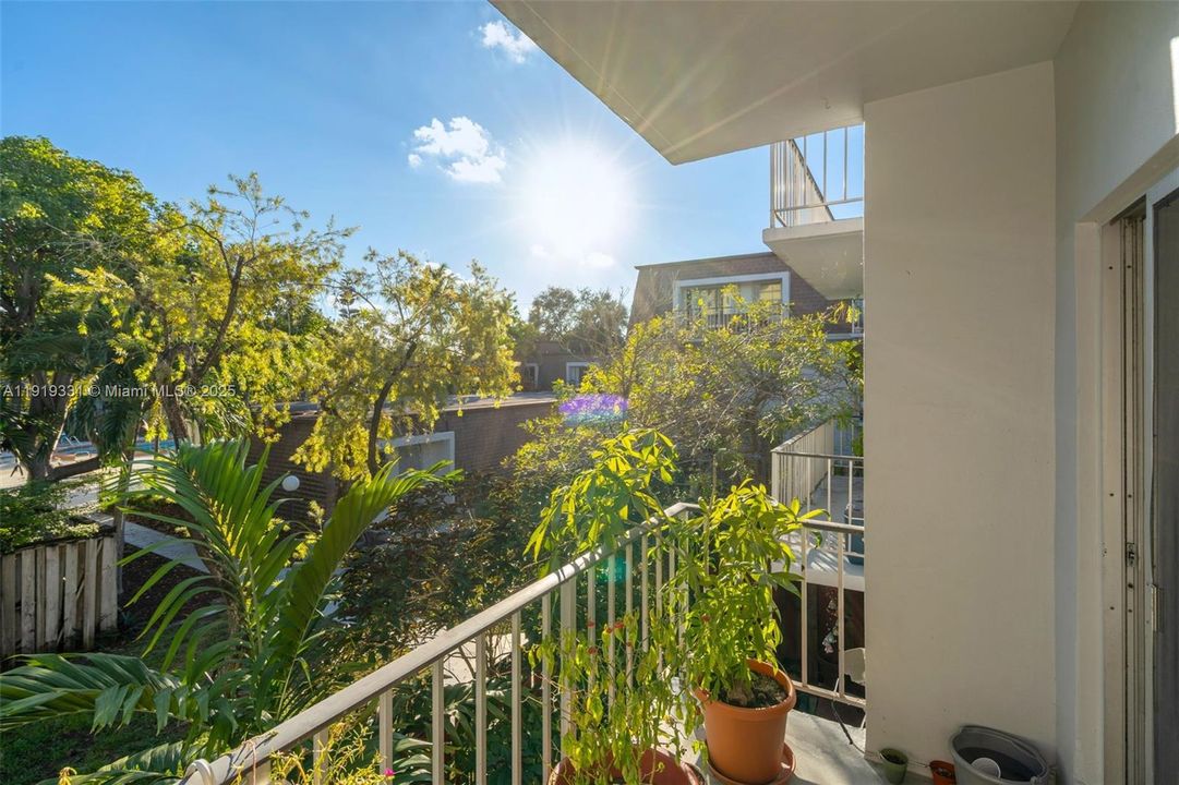 For Sale: $274,900 (2 beds, 2 baths, 998 Square Feet)