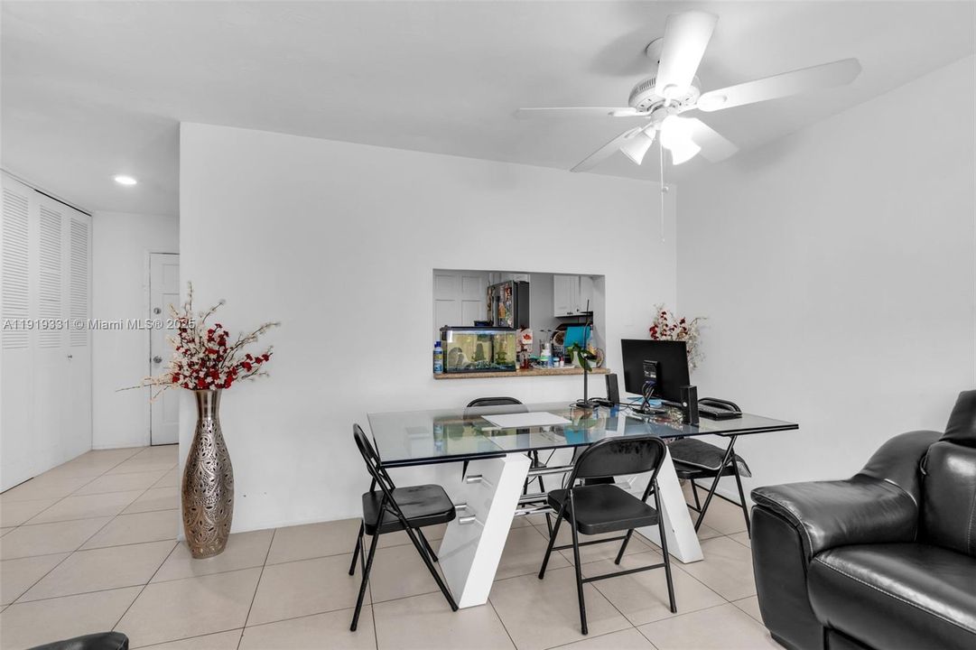 For Sale: $274,900 (2 beds, 2 baths, 998 Square Feet)
