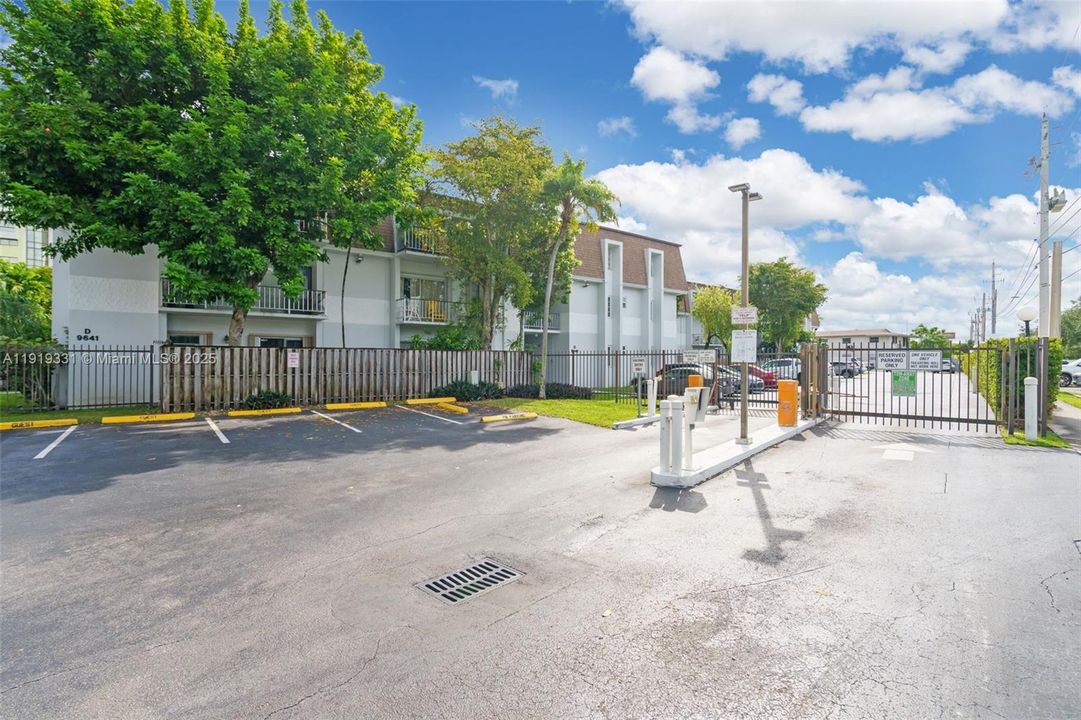 For Sale: $274,900 (2 beds, 2 baths, 998 Square Feet)