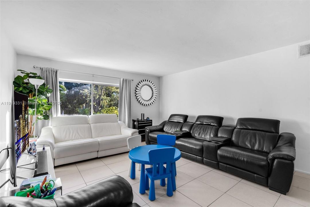 For Sale: $274,900 (2 beds, 2 baths, 998 Square Feet)