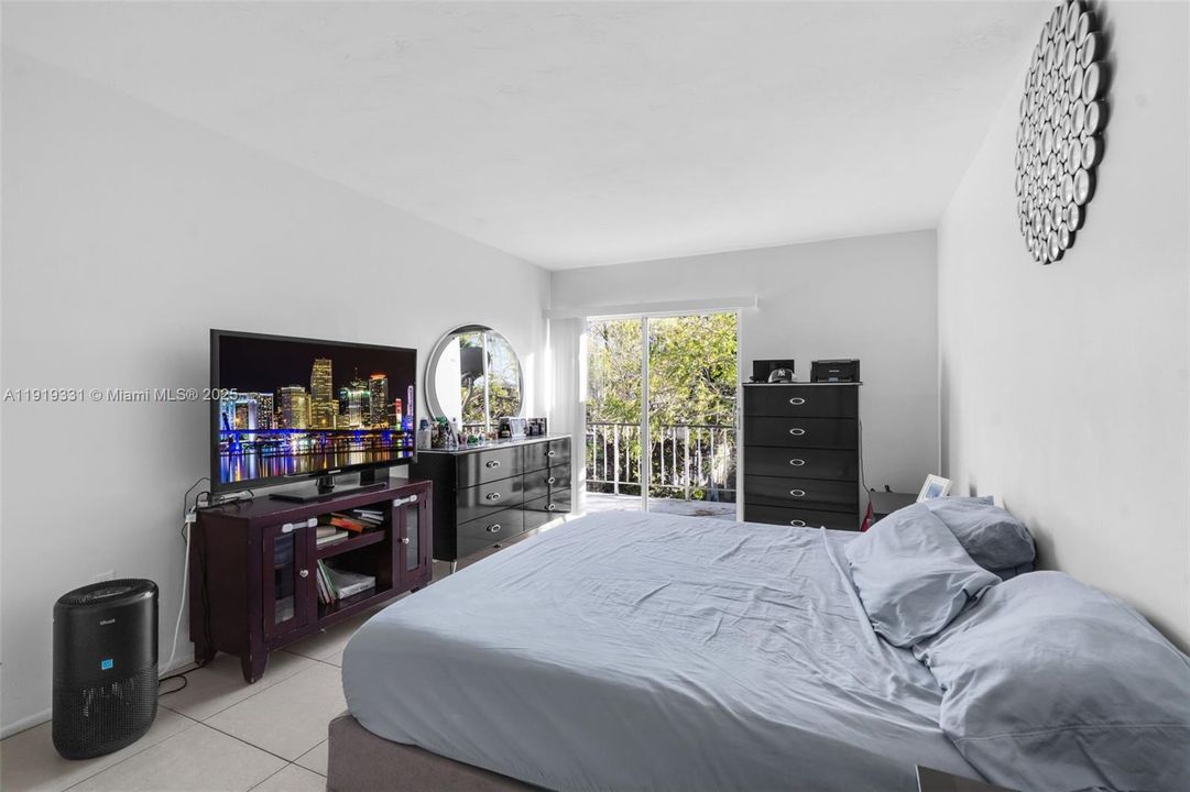 For Sale: $274,900 (2 beds, 2 baths, 998 Square Feet)