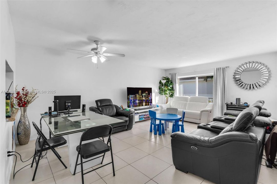 For Sale: $274,900 (2 beds, 2 baths, 998 Square Feet)