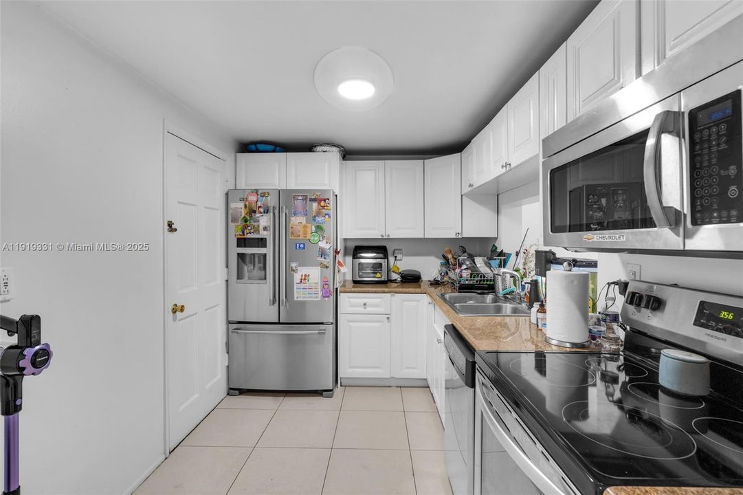 For Sale: $274,900 (2 beds, 2 baths, 998 Square Feet)