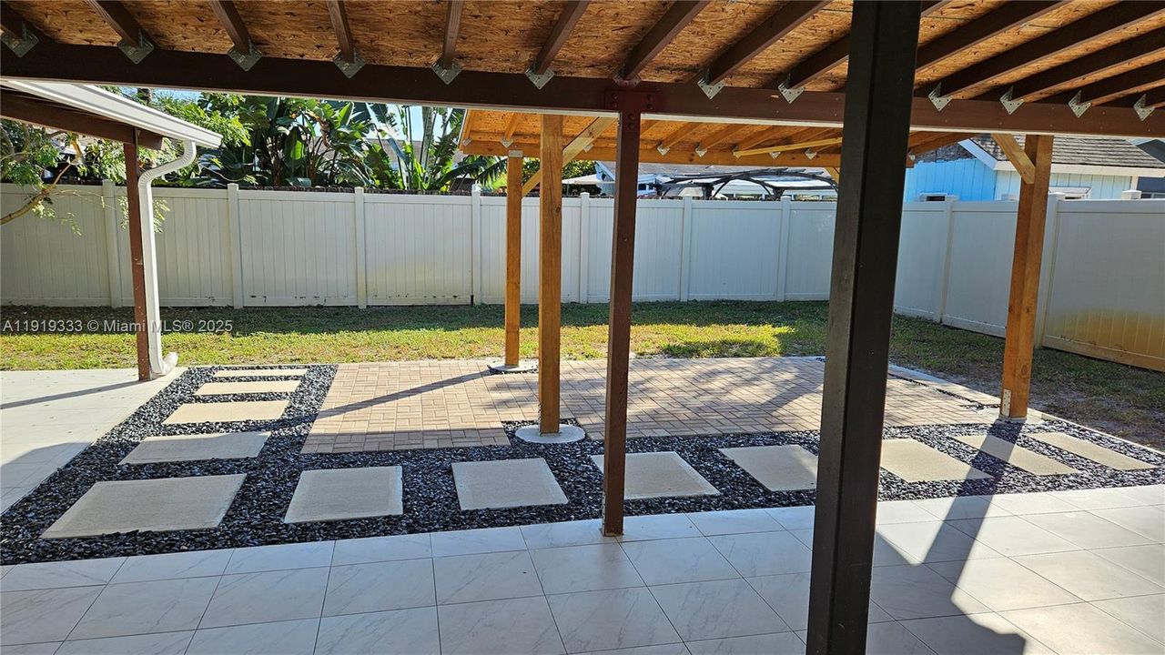 For Rent: $4,100 (4 beds, 2 baths, 1953 Square Feet)