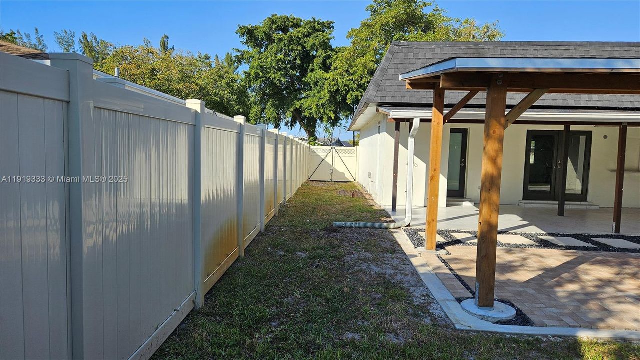 For Rent: $4,100 (4 beds, 2 baths, 1953 Square Feet)