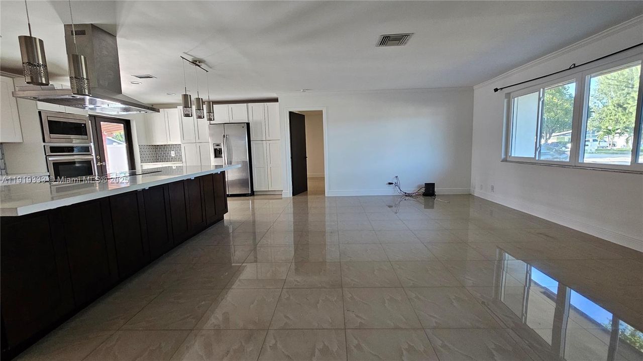 For Rent: $4,100 (4 beds, 2 baths, 1953 Square Feet)