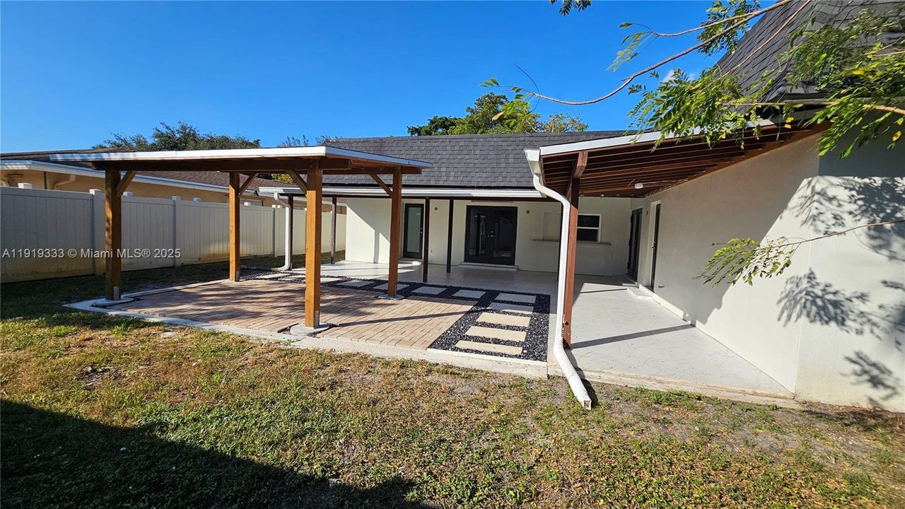 For Rent: $4,100 (4 beds, 2 baths, 1953 Square Feet)