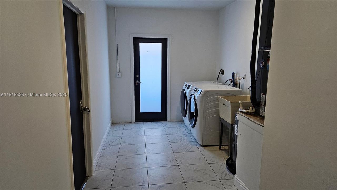 For Rent: $4,100 (4 beds, 2 baths, 1953 Square Feet)