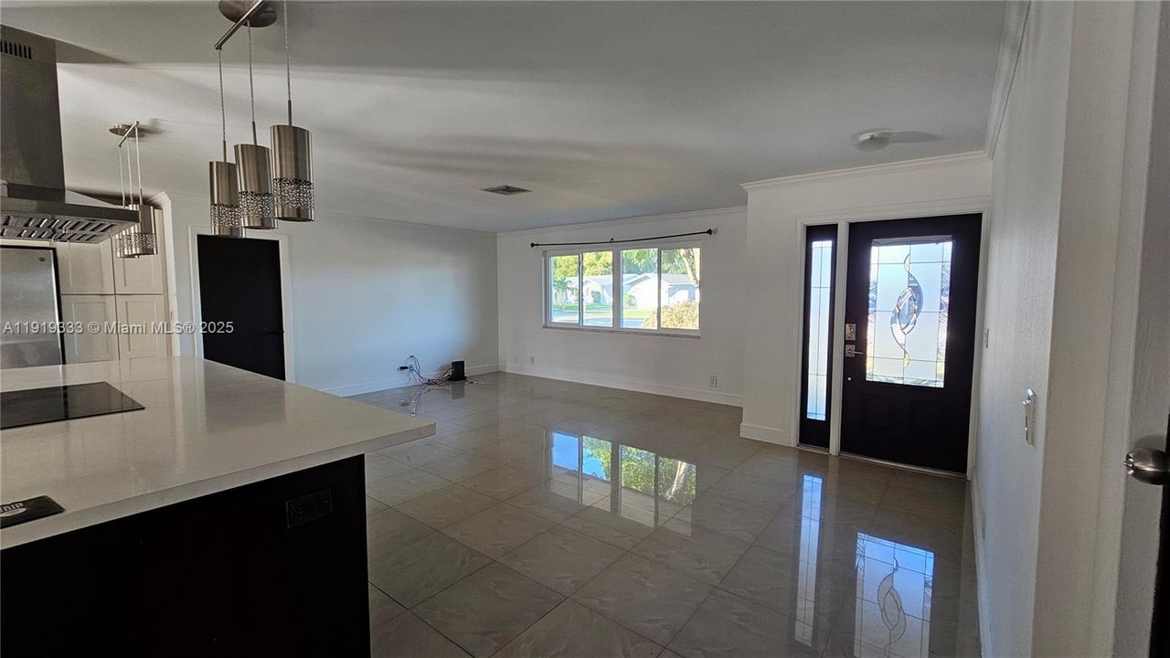 For Rent: $4,100 (4 beds, 2 baths, 1953 Square Feet)