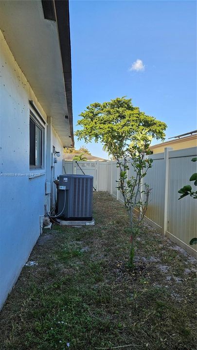 For Rent: $4,100 (4 beds, 2 baths, 1953 Square Feet)