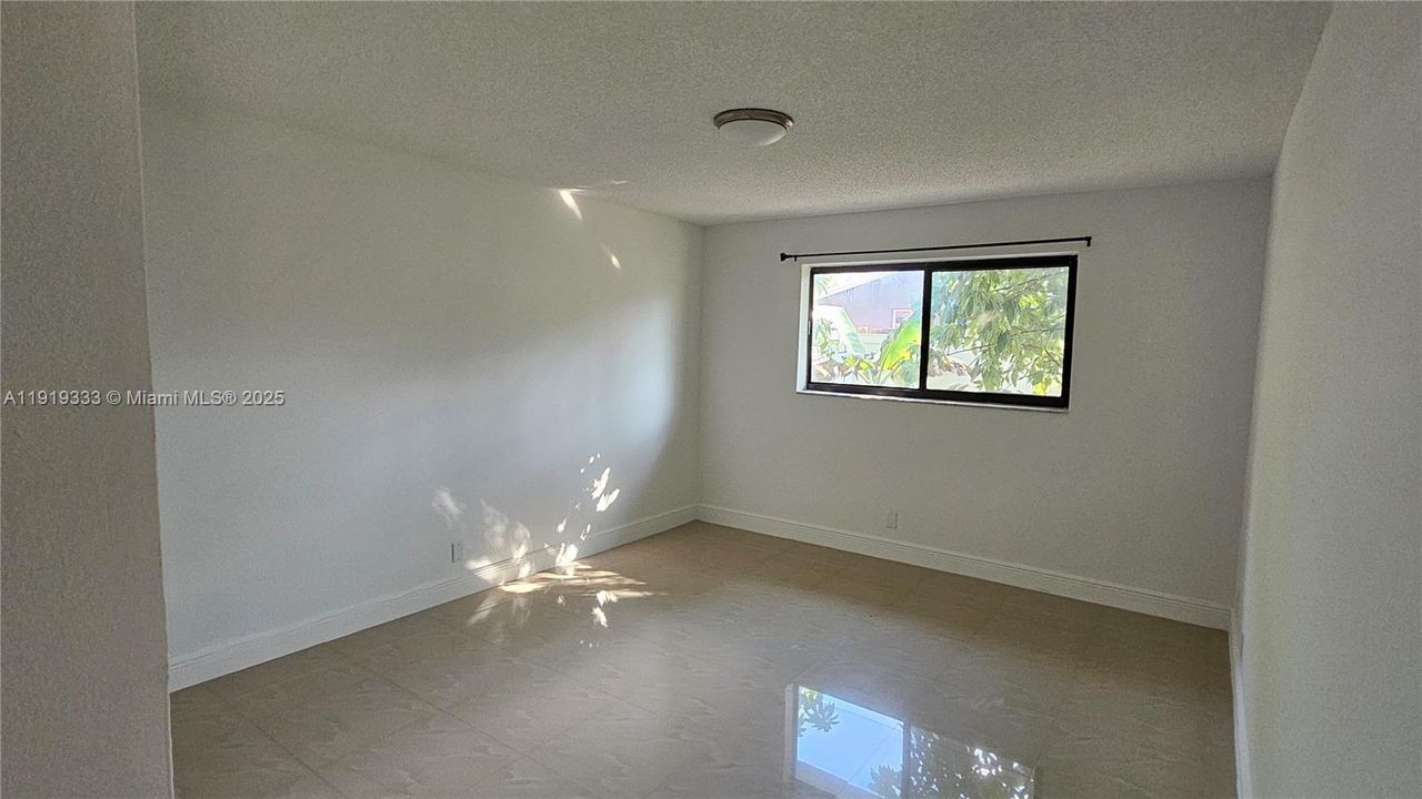 For Rent: $4,100 (4 beds, 2 baths, 1953 Square Feet)