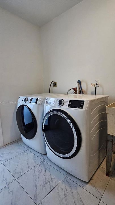 For Rent: $4,100 (4 beds, 2 baths, 1953 Square Feet)