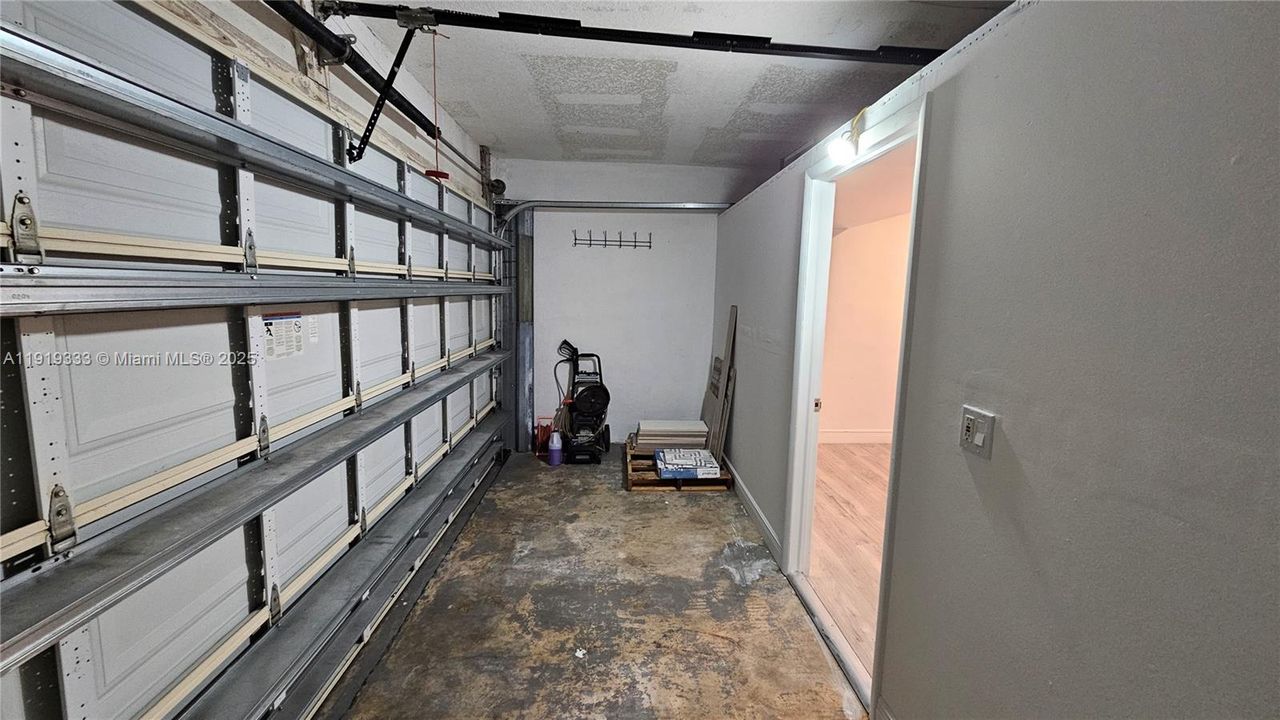 For Rent: $4,100 (4 beds, 2 baths, 1953 Square Feet)