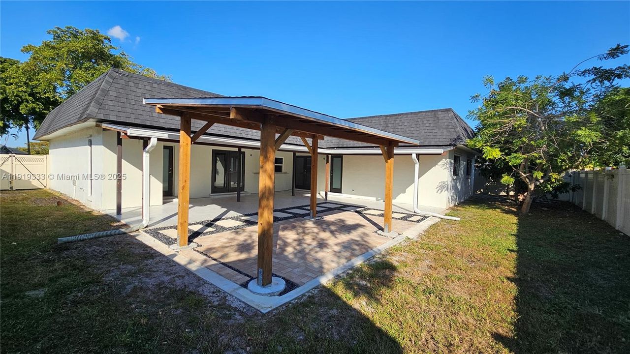 For Rent: $4,100 (4 beds, 2 baths, 1953 Square Feet)