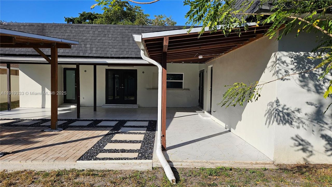 For Rent: $4,100 (4 beds, 2 baths, 1953 Square Feet)