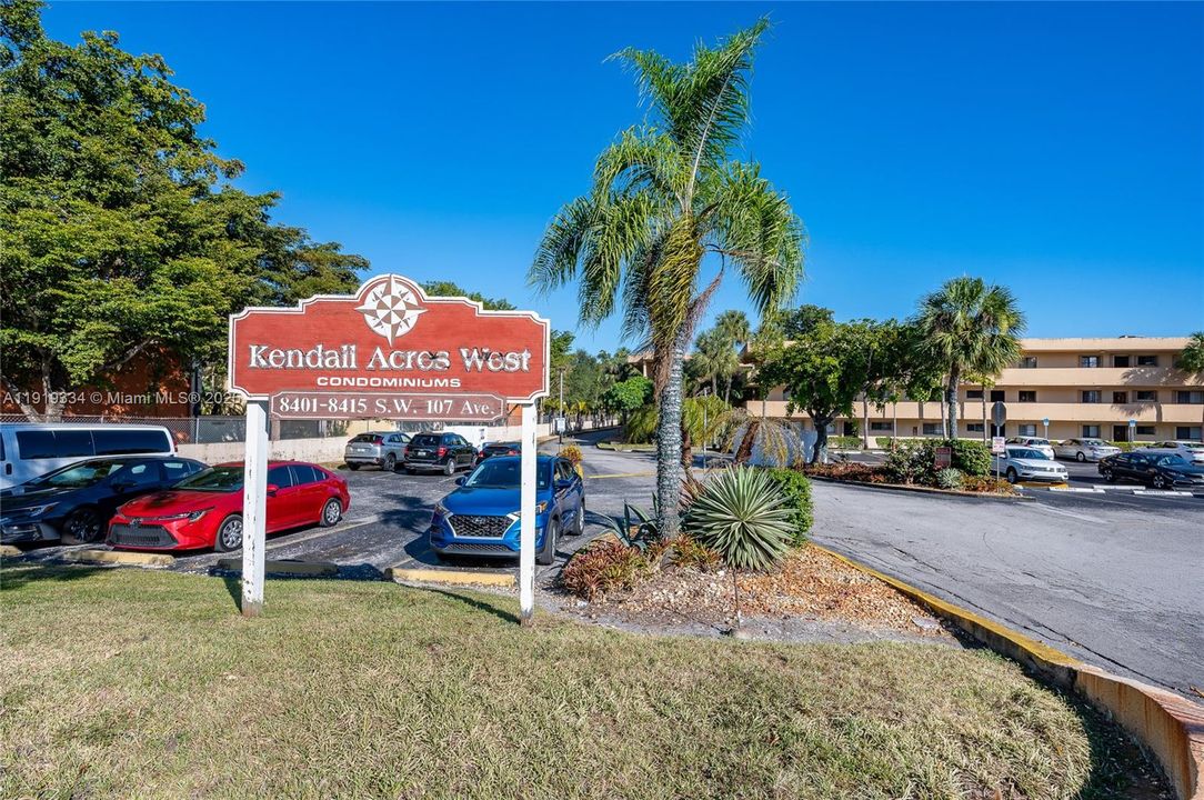 For Sale: $324,500 (2 beds, 2 baths, 985 Square Feet)