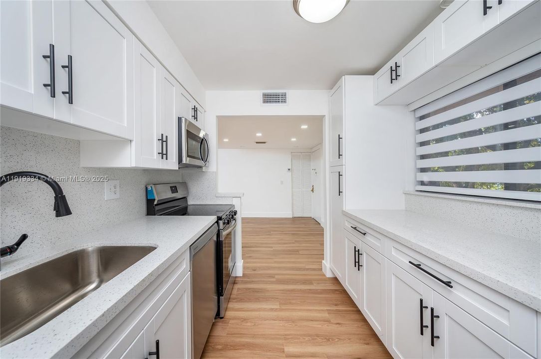For Sale: $324,500 (2 beds, 2 baths, 985 Square Feet)