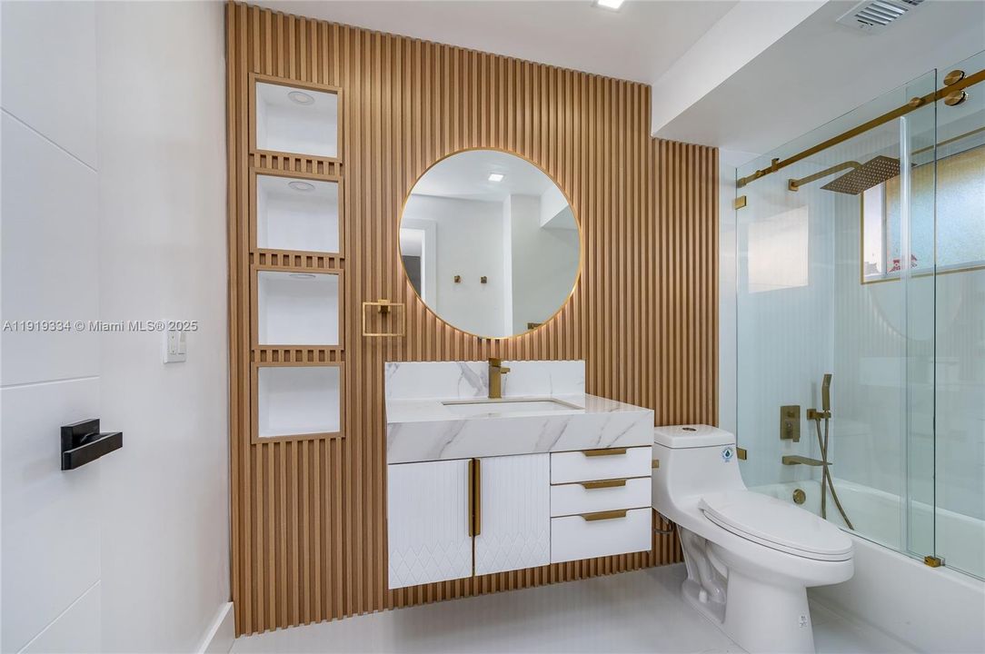 For Sale: $324,500 (2 beds, 2 baths, 985 Square Feet)