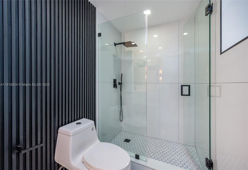 For Sale: $324,500 (2 beds, 2 baths, 985 Square Feet)